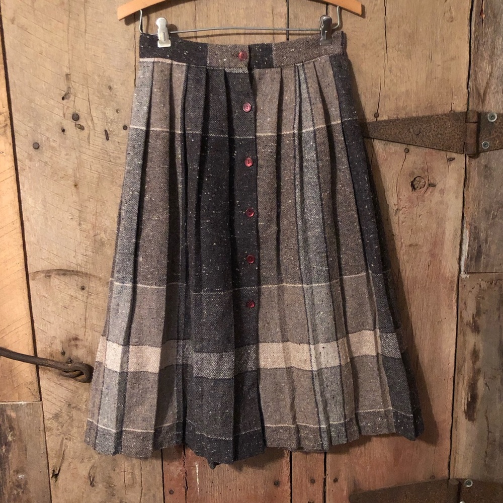 Vintage high waisted pleated skirt